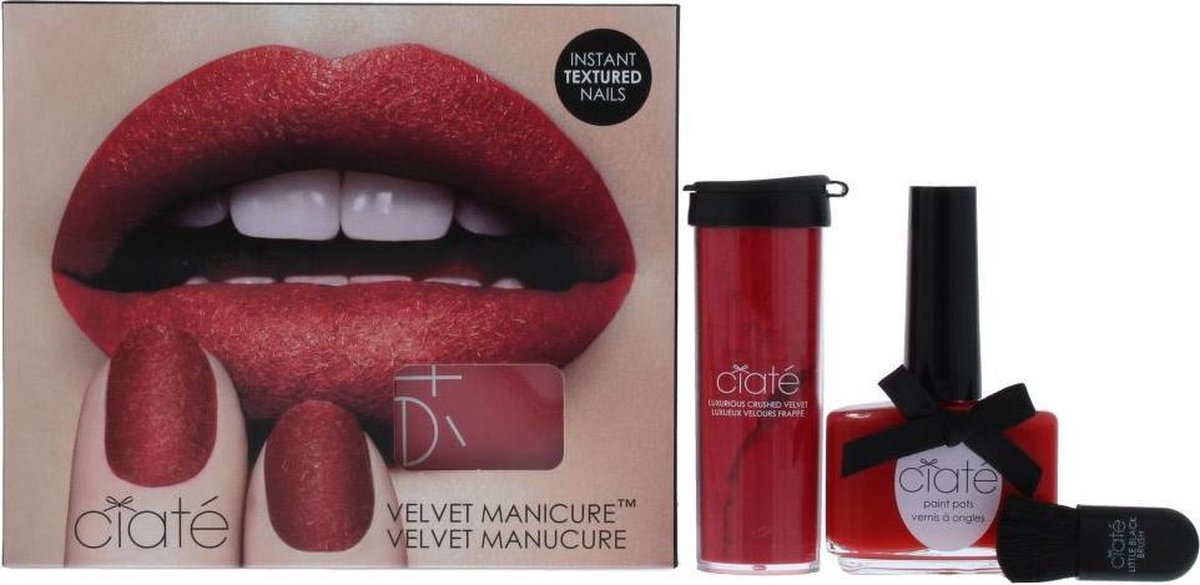 Ciaté Velvet Manicure Scarletmitten Geschenkset 13.5ml Boudoir Nagellack + 8.5g Crushed Velvet Puder in Rot + Pinsel