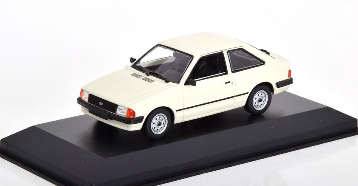 Ford Escort 1981 Witgrijs 1-43 Maxichamps
