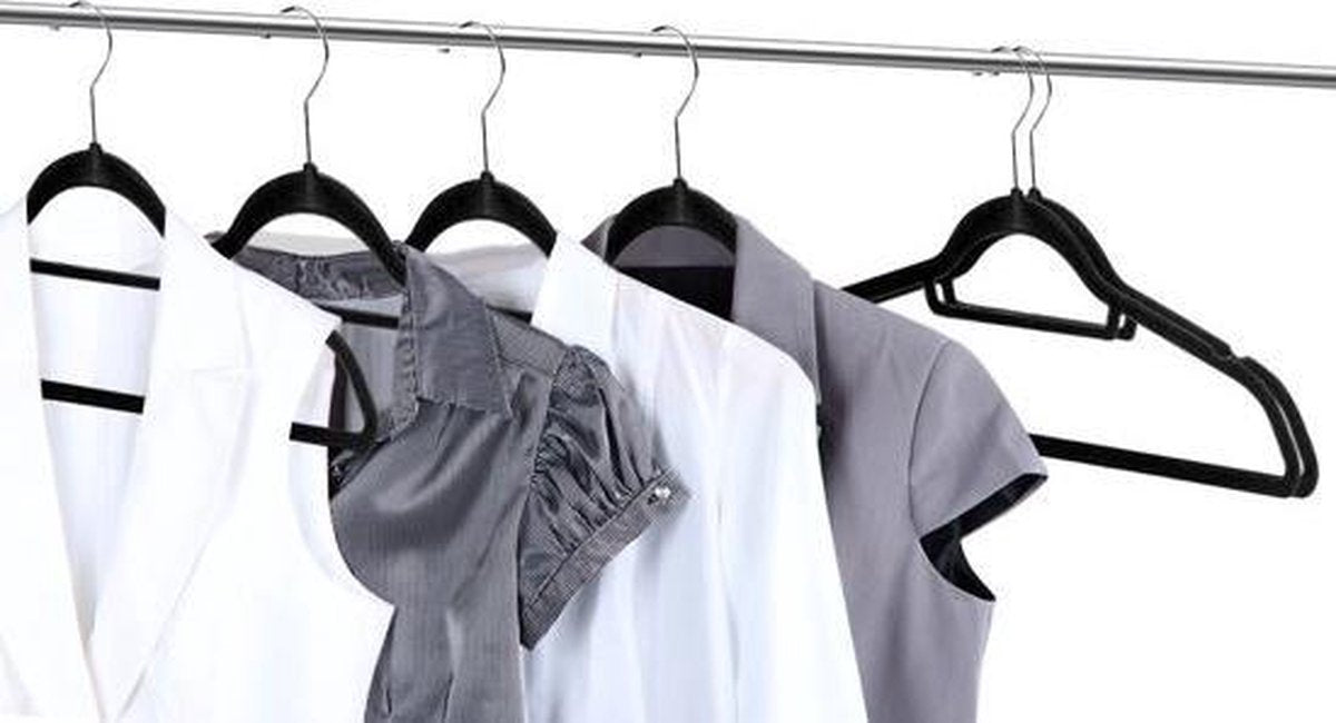 basic Stevige Kunststof Kleerhangers met Suede Afwerking - 50 Stuks Kledinghangers - Zwart