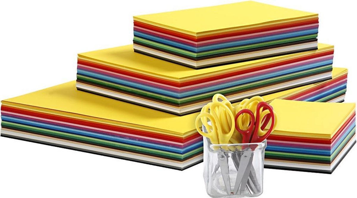 Gekleurd karton en kinderscharen