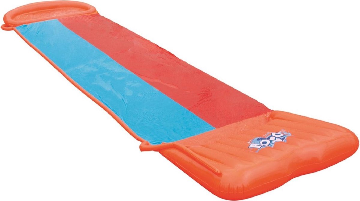 Waterglijbaan buikschuifbaan met sproeiers