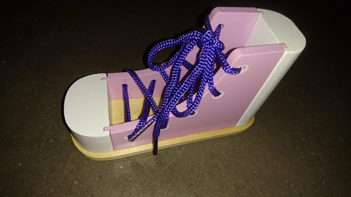 Roze schoen om te leren veters strikken/ strikschoen