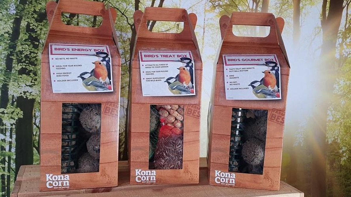 KonaCorn Buitenvogel TREAT box mezenbollen - zonnenbloempitten - doppinda slinger