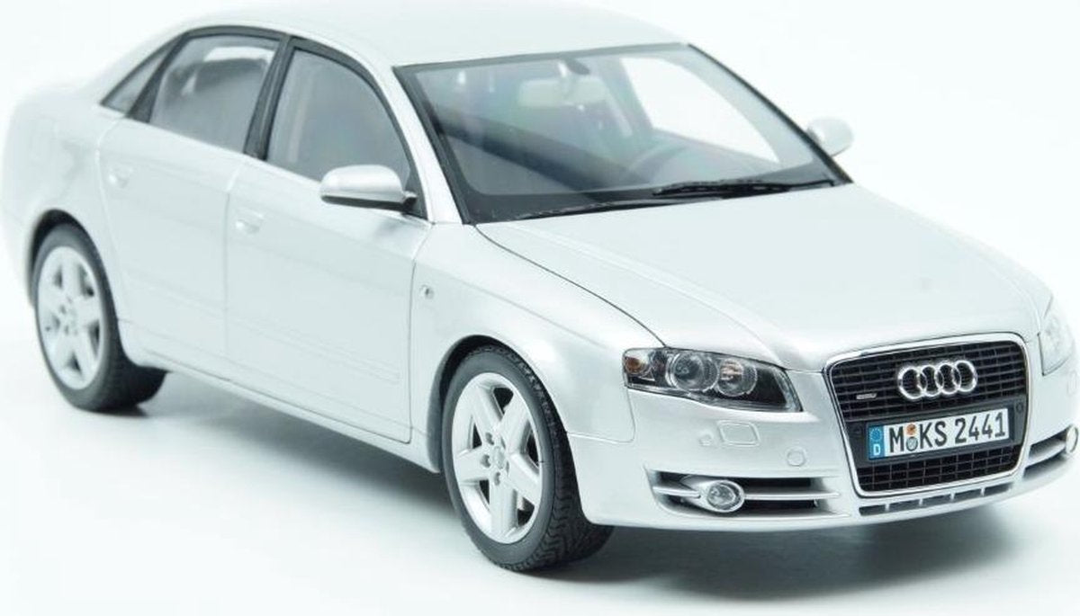 Minichamps Audi A4 3. 2 Quattro Sedan 2005 Zilver 1:18