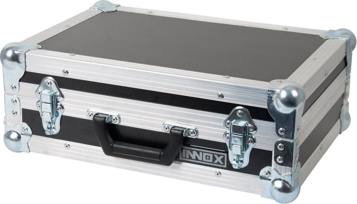 In deze flightcase kun je gevoelige en kwetsbare apparatuur veilig met je meenemen. Dankzij het meegeleverde plukschuim kun je de case zelf op maat maken. Handig voor bijvoorbeeld microfoons