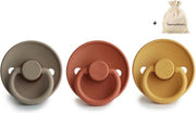 FRIGG | Fopspeen set 3 stuks | T2 | 6-18 maanden | Classic | Silicone | Portobello + Rust + Honey Gold | Met Yourmusthaves speenzakje