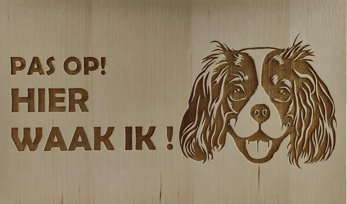 Hier Waak ik King Charles Cavalier 25x15 Cm ( Berkenhout ) Wandbord / Spreuktegel