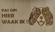 Hier Waak ik King Charles Cavalier 25x15 Cm ( Berkenhout ) Wandbord / Spreuktegel