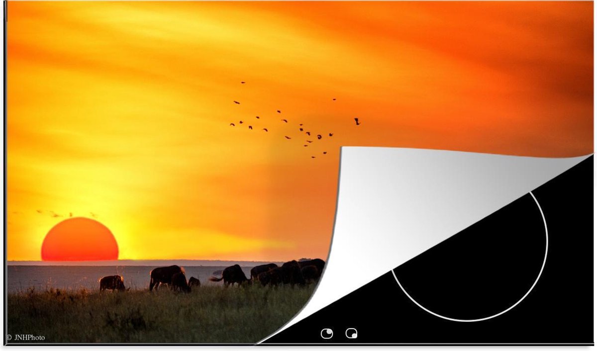 Luxe inductie beschermer Nationaal park Serengeti - 90x52 cm - Zonsondergang met erg lucht in Nationaal park Serengeti  - inductiebeschermer