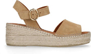 Manfield - Dames - Beige suède sandalen met sleehak - Maat 40