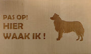 Hier Waak ik Border Collie 25x15 Cm ( Berkenhout ) Wandbord / Spreuktegel