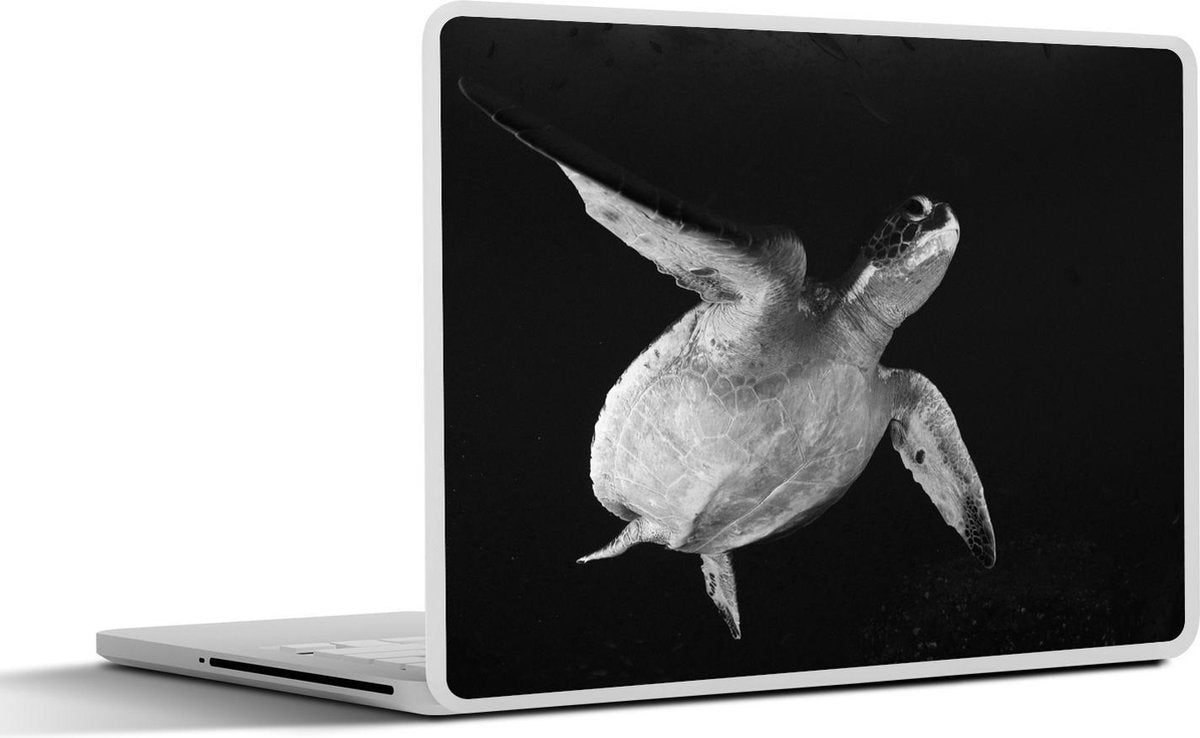 Laptop sticker - 10.1 inch - In de nacht zwemmende schildpad in zwart-wit