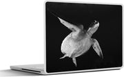 Laptop sticker - 10.1 inch - In de nacht zwemmende schildpad in zwart-wit