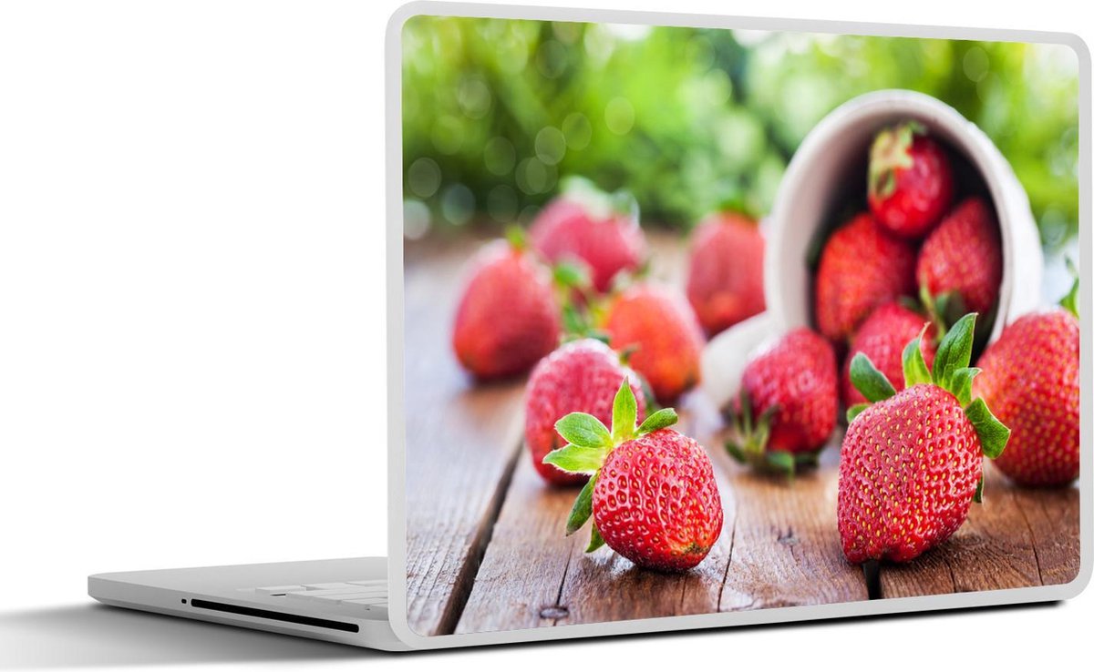 Laptop sticker - 10.1 inch - Aardbeien rondom een mok in de tuin