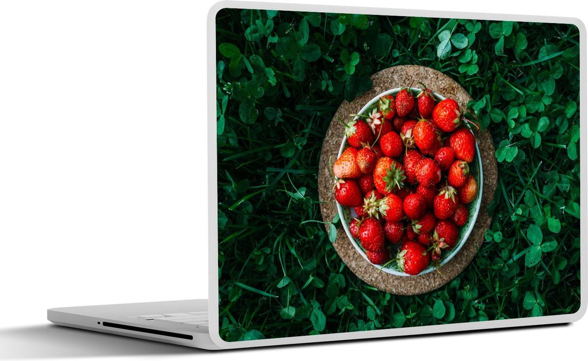 Laptop sticker - 10.1 inch - Aardbeien op een bord op een grasveld