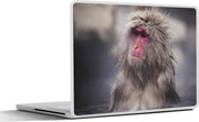 Laptop sticker - 10.1 inch -  een sneeuwaap die een bad neemt in een warmtebron