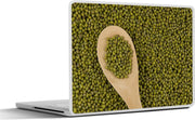 Laptop sticker - 10.1 inch - Afbeelding van mungbonen met een houten lepel