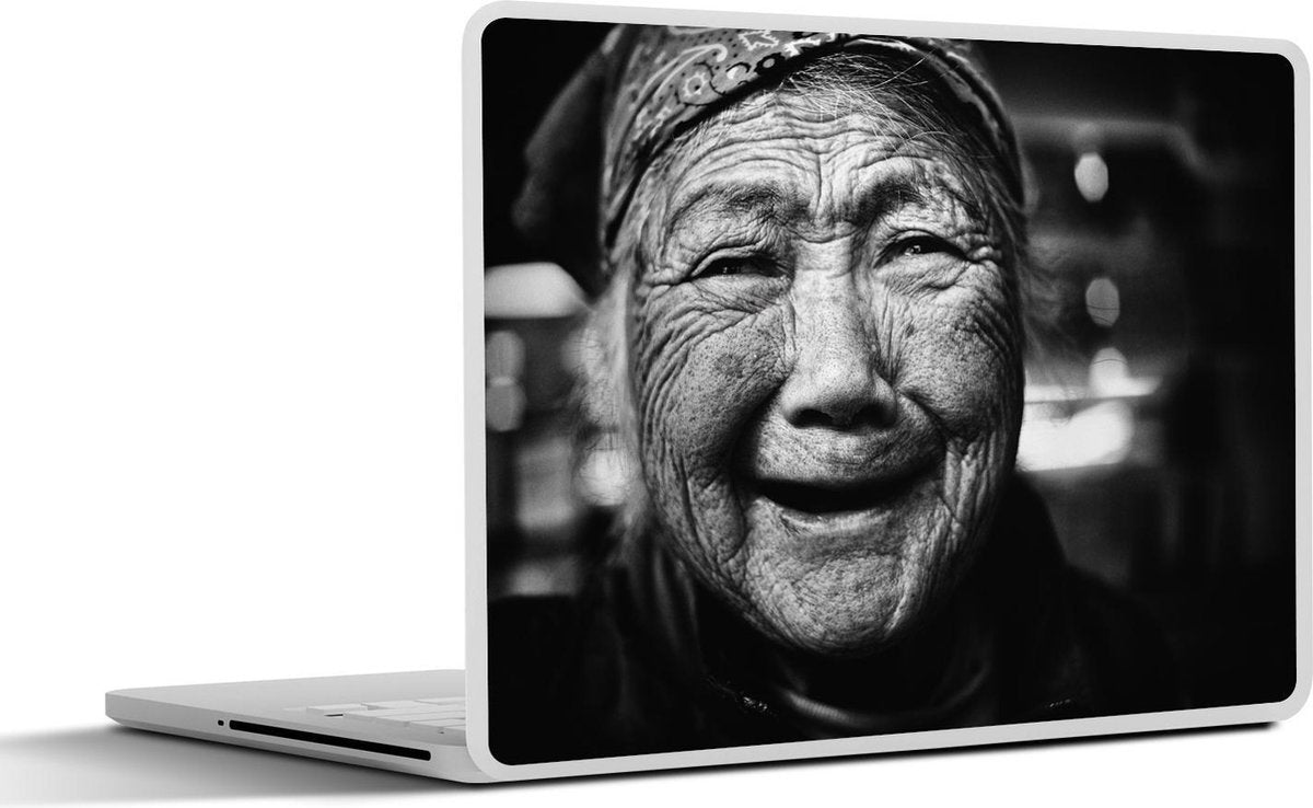 Laptop sticker - 10.1 inch -  lachende vrouw met verweerd gezicht in zwart-wit
