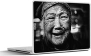 Laptop sticker - 10.1 inch -  lachende vrouw met verweerd gezicht in zwart-wit