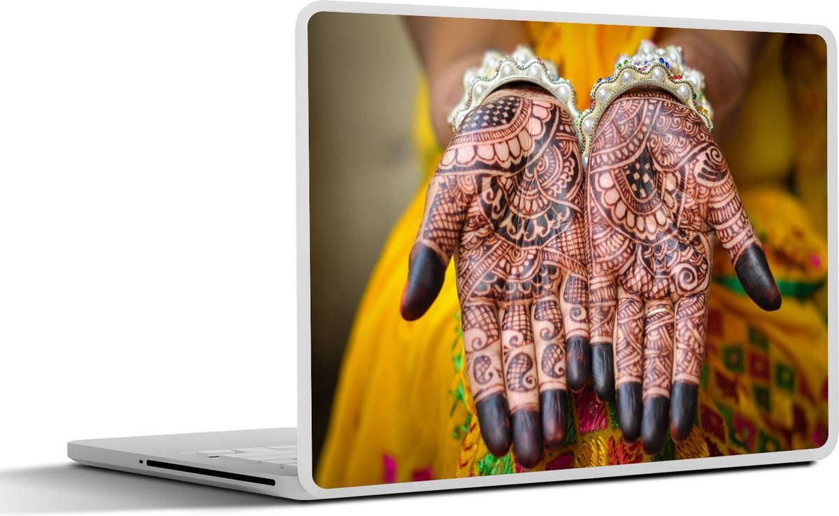 Laptop sticker - 10.1 inch - Indiase bruid haar handen zijn getatoeëerd met henna