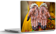 Laptop sticker - 10.1 inch - Indiase bruid haar handen zijn getatoeëerd met henna