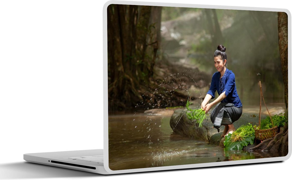 Laptop sticker - 10.1 inch - Inheemse vrouw die gewassen wast in de rivier