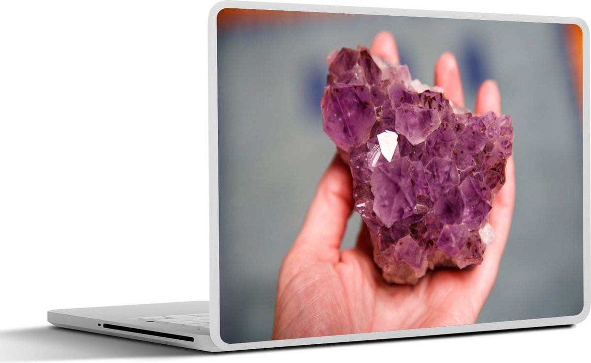 Laptop sticker - 10.1 inch - Amethist in een hand
