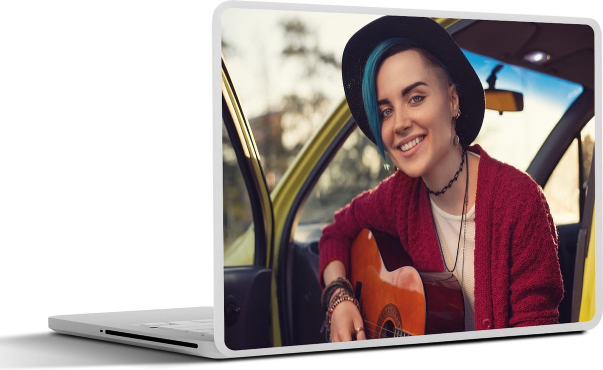Laptop sticker - 10.1 inch -  een vrouw met gitaar en kleurrijk haar