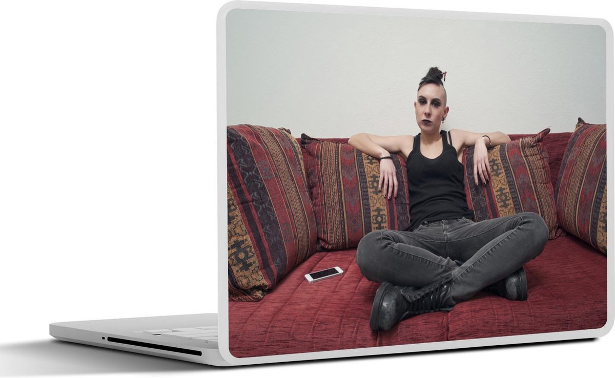 Laptop sticker - 10.1 inch -  een punkmeisje die op een bank zit