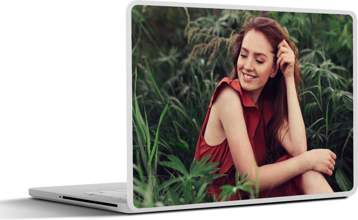 Laptop sticker - 10.1 inch -  een vrouw zittend in het gras