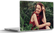 Laptop sticker - 10.1 inch -  een vrouw zittend in het gras