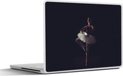 Laptop sticker - 10.1 inch -  een jonge ballerina op een zwarte achtergrond
