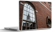 Laptop sticker - 10.1 inch - Independence Hall wordt weerspiegeld in het venster van een gebouw