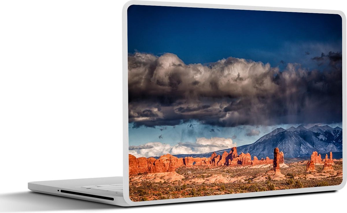Laptop sticker - 10.1 inch - Imposante donkere wolken boven de natuurlijke ruïnes van het Nationaal Park Arches