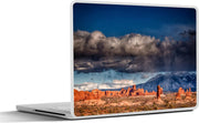 Laptop sticker - 10.1 inch - Imposante donkere wolken boven de natuurlijke ruïnes van het Nationaal Park Arches