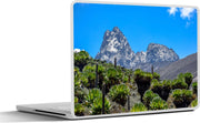 Laptop sticker - 10.1 inch - Afrikaans landschap bij de Mount Kenya met een blauwe hemel