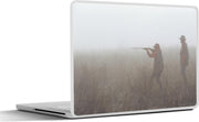 Laptop sticker - 10.1 inch - In een mistig veld jagen twee mannen op dieren