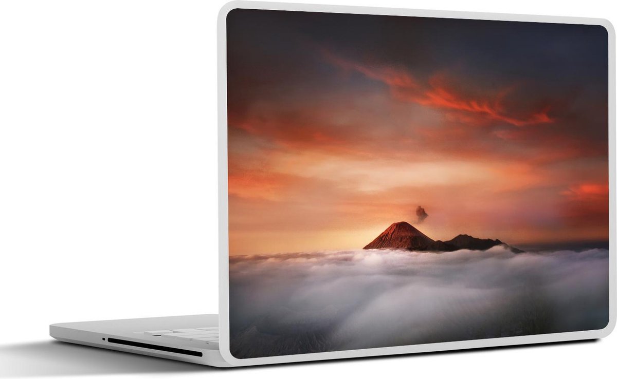 Laptop sticker - 10.1 inch - Indonesisch landschap met een berg en mist