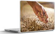 Laptop sticker - 10.1 inch - Afbeelding van een man die de oogst van een granenveld beetpakt