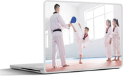 Laptop sticker - 10.1 inch - Instructeur die een taekwondo les geeft