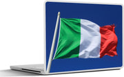 Laptop sticker - 10.1 inch - Italiaanse vlag wappert in de blauwe lucht