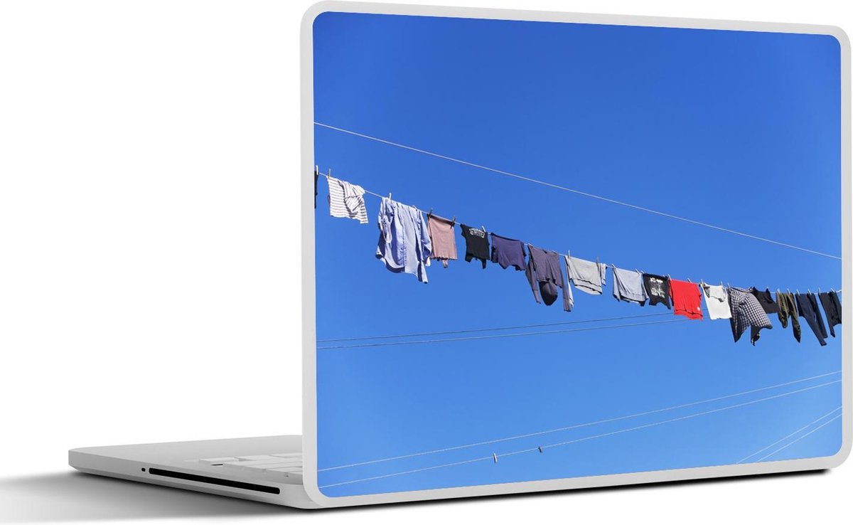 Laptop sticker - 10.1 inch - Aan de waslijn hangende was onder een blauwe lucht