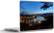 Laptop sticker - 10.1 inch - In de verte een aantal bruggen over de Moldau in de nacht in Tsjechië