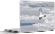 Laptop sticker - 10.1 inch - Ivoormeeuw vliegt boven een dicht wolkenveld
