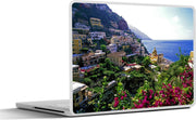 Laptop sticker - 10.1 inch - Achter de bloemen valt het dorp Positano aan de Amalfikust te zien