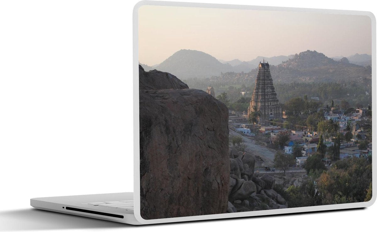 Laptop sticker - 10.1 inch - Indiase Virupaksha tempel met heuvelachtig landschap in Hampi Azië