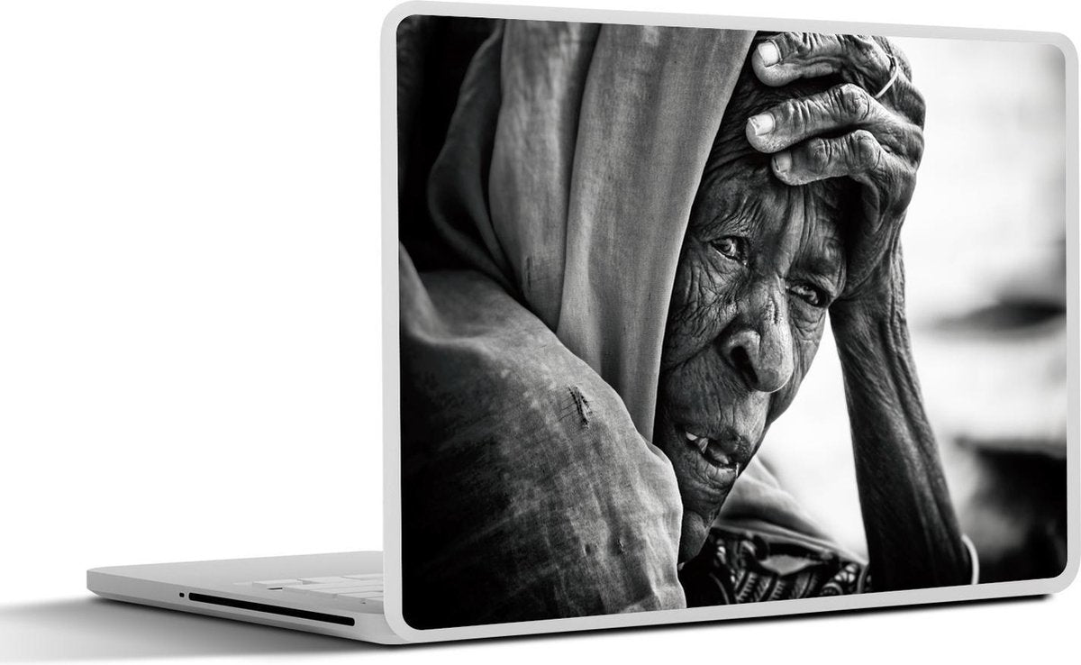 Laptop sticker - 10.1 inch -  vermoeide vrouw met verweerd gezicht in zwart-wit