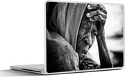 Laptop sticker - 10.1 inch -  vermoeide vrouw met verweerd gezicht in zwart-wit
