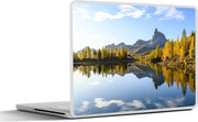 Laptop sticker - 10.1 inch - Italiaans landschap reflecteert in het water