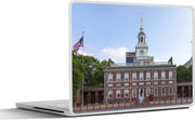 Laptop sticker - 10.1 inch - Independence Hall met een wapperende Amerikaanse vlag